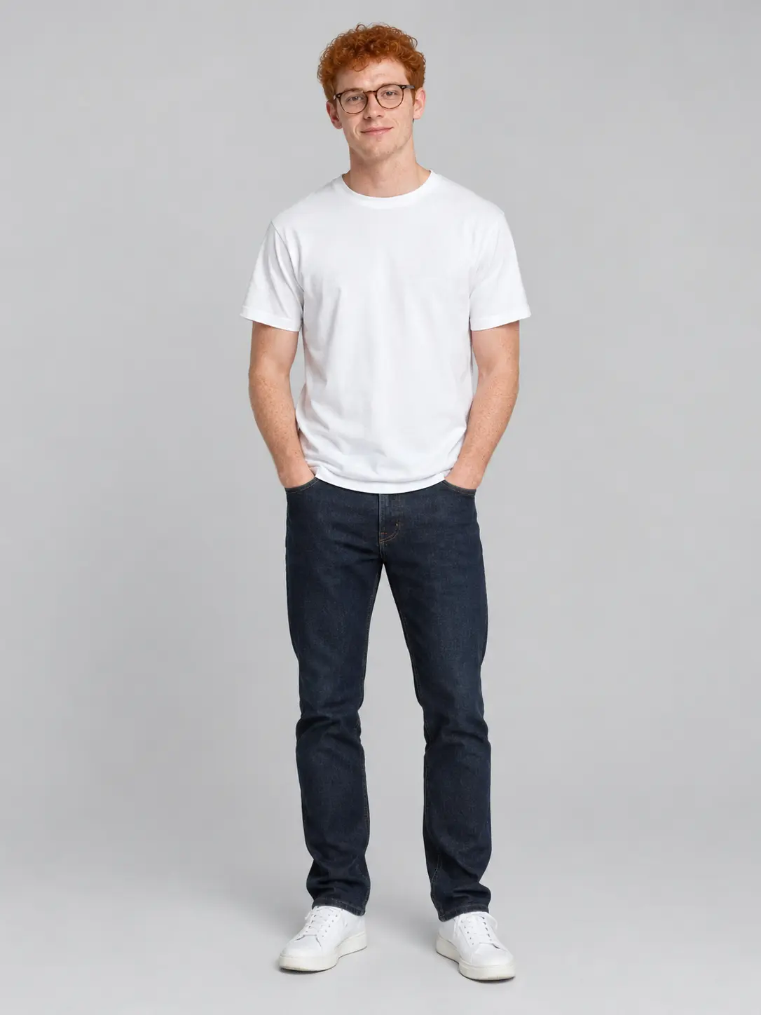 Photo de référence : homme aux cheveux roux bouclés, lunettes rondes, t-shirt blanc